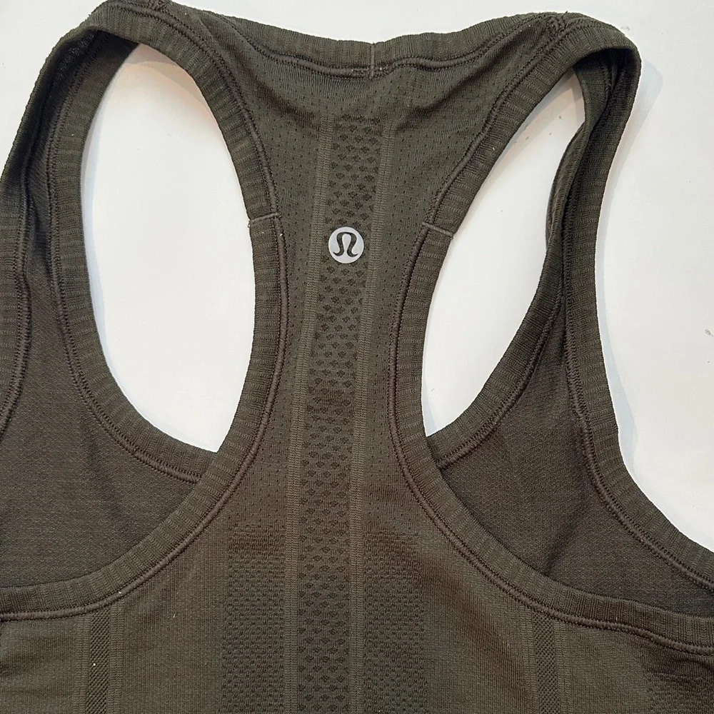 lululemon athletica stylish dark